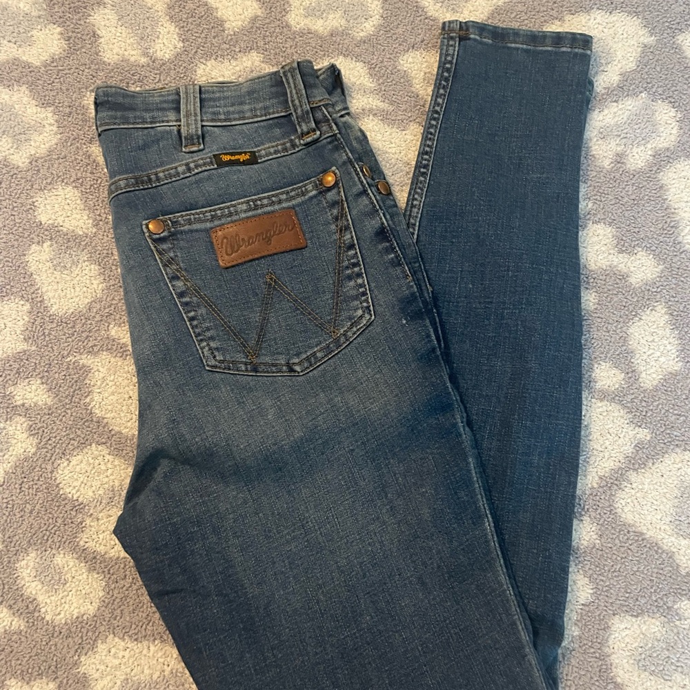 Wrangler women’s Classic Indigo Skinny Jeans